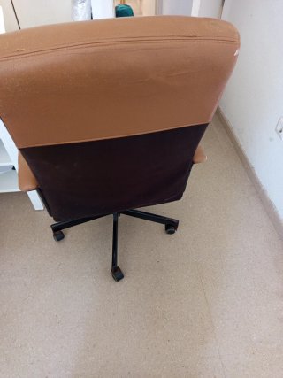 Silla de oficina marrón