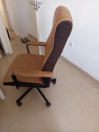 Silla de oficina marrón