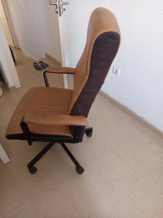 Silla de oficina marrón