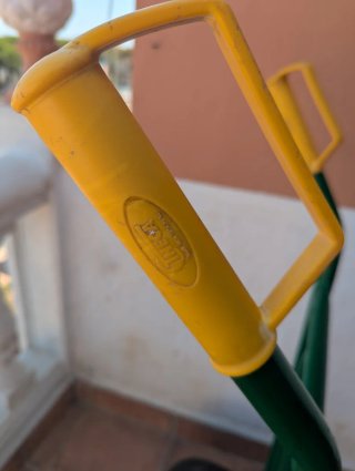 Carretilla de dos ruedas verde