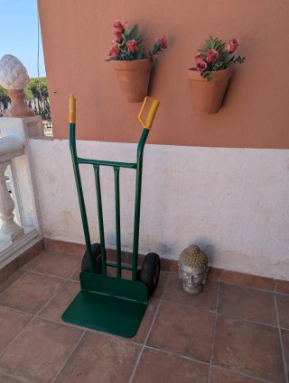Carretilla de dos ruedas verde