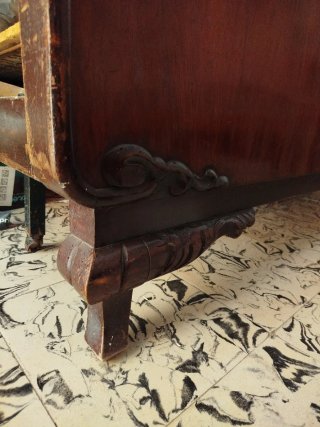 Cama y mesitas de noche clásicas