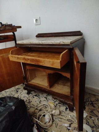 Cama y mesitas de noche clásicas