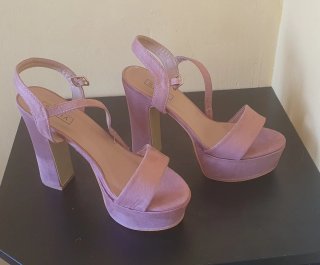 Sandalias de tacón rosa