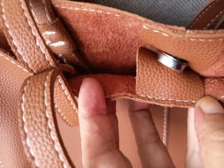 Bolso Camel con neceser