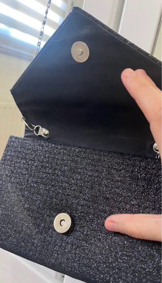 Bolso de mano negro con cadena glitter