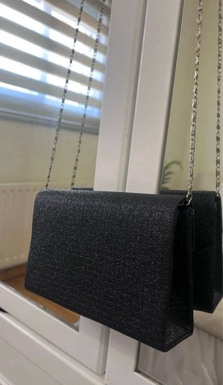 Bolso de mano negro con cadena glitter