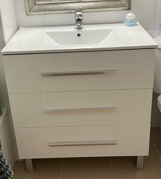 Mueble de baño con lavabo blanco