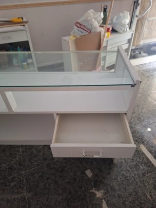 Mostrador de tienda blanco con cristal