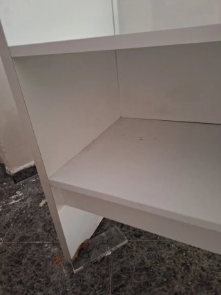 Mostrador de tienda blanco con cristal