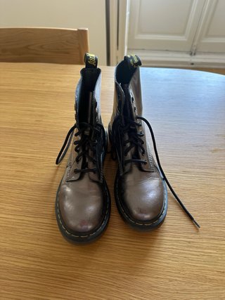Botas Dr. Martens plateadas mujer