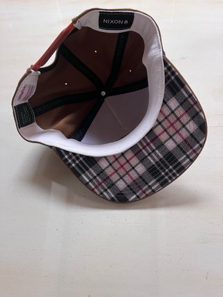 Gorra Nixon Worldwide Marrón