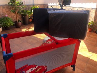 Cuna de viaje roja con cambiador con 2 colchones