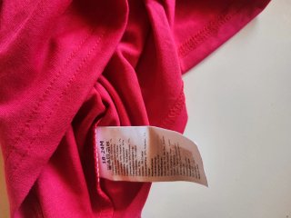 Camiseta infantil roja con dibujo