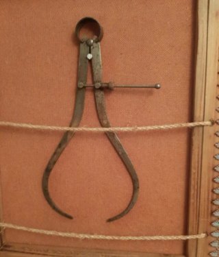 Calibrador antiguo de metal