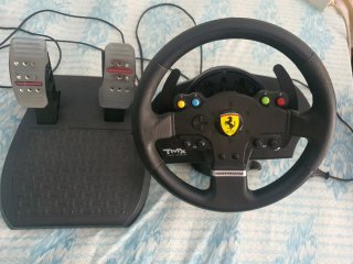 Volante Thrustmaster TMX con pedalera de aluminio