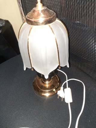 Lámpara de mesa dorada y cristal