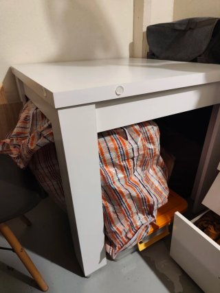 Mesa blanca de plástico y madera