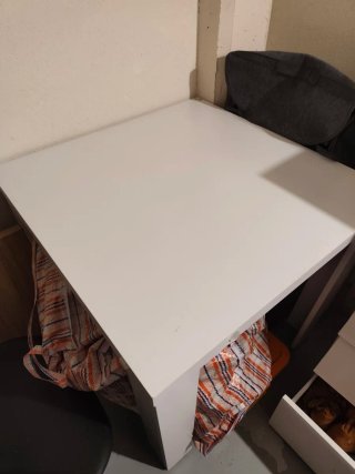 Mesa blanca de plástico y madera