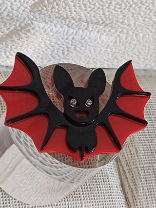 Spilla pipistrello nero e rosso