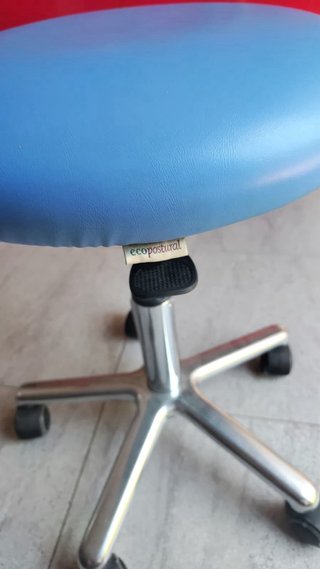 Banqueta giratoria azul con ruedas