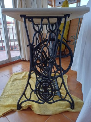 Mesa Singer con parte superior de mármol blanco