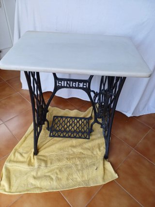 Mesa Singer con parte superior de mármol blanco
