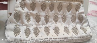 Elegante cartera de raso con pedrería