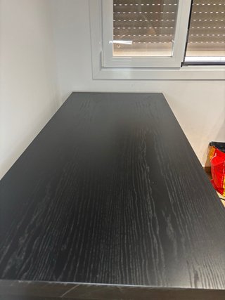 Mesa de escritorio negra con cajones