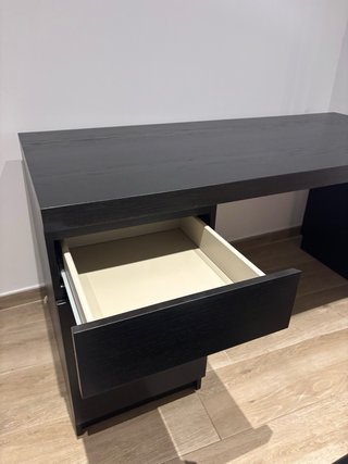 Mesa de escritorio negra con cajones