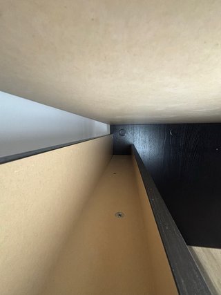 Mesa de escritorio negra con cajones