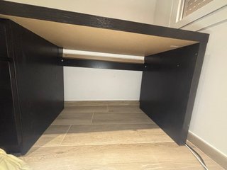 Mesa de escritorio negra con cajones