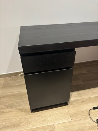 Mesa de escritorio negra con cajones
