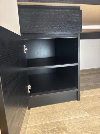 Mesa de escritorio negra con cajones