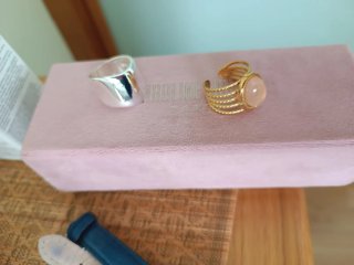 Dos anillos. Uno es ajustable.