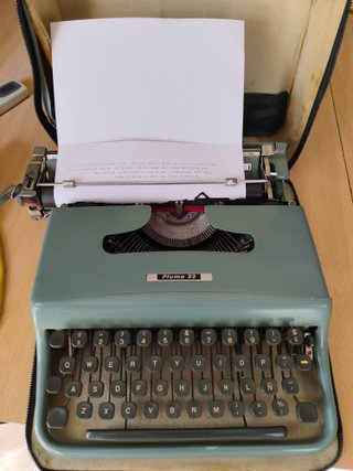 Máquina de escribir Olivetti Pluma 22