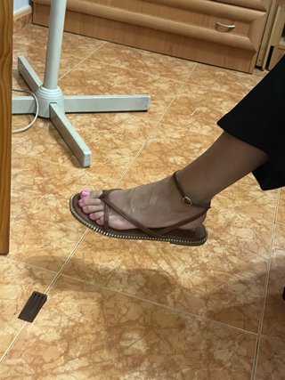 Sandalias planas marrones con detalles dorados