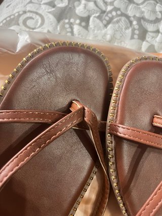 Sandalias planas marrones con detalles dorados