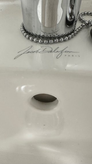 Lavabo de cerámica con pie