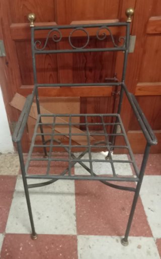 Silla de hierro antigua con detalles dorados