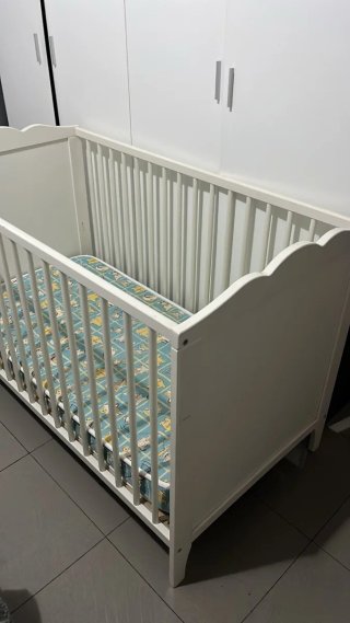 Cuna blanca con colchón infantil