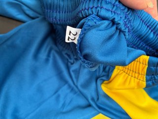 Pantalón corto infantil azul y amarillo