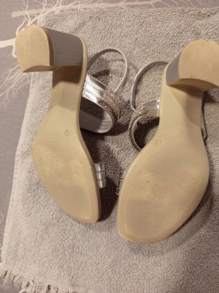 Sandalias plateadas con pedrería