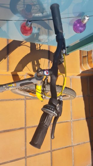 Bicicleta infantil Btwin gris y amarilla