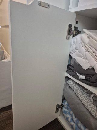 Estantería alta blanca.