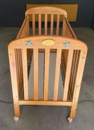 Cuna de madera maciza