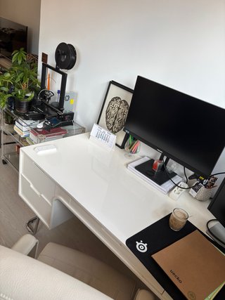 Escritorio moderno blanco y metal