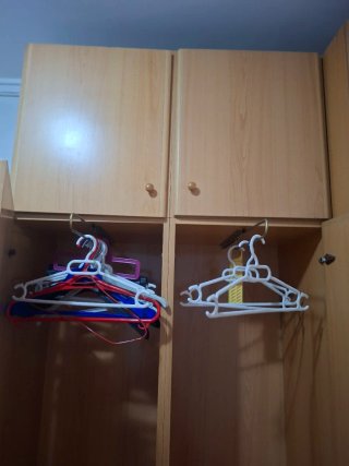 Armario 2 cuerpos, 4 cajones, altillo y percheros