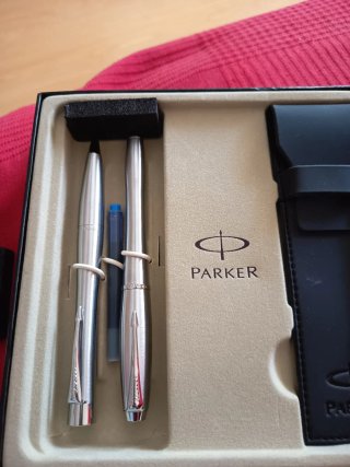 Elegante astuccio con due penne stilografiche Parker nuove