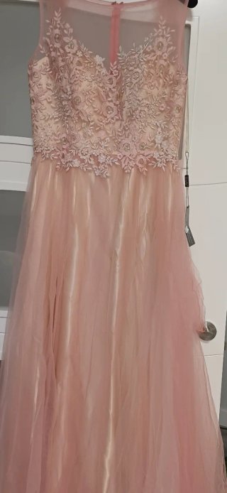 Vestido de fiesta rosa con pedrería